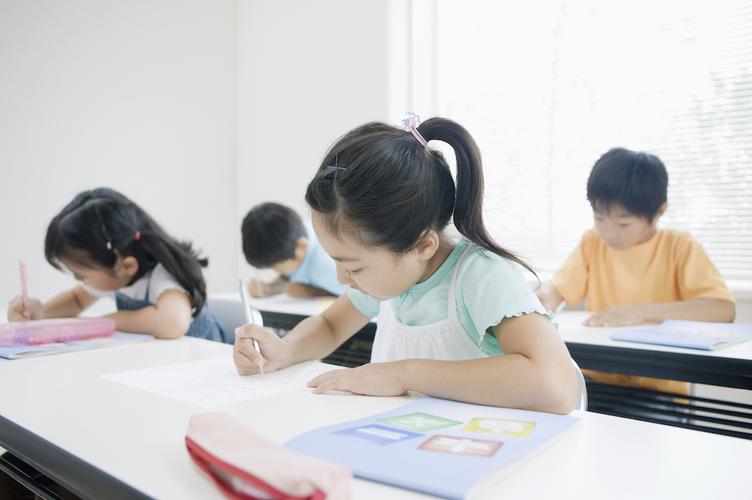 起跑线竞争我国中小学生首次参与课外补习时间分析